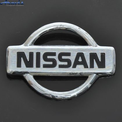 Емблема Nissan пластик 2 пуклі велика 74х104мм