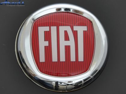 Емблема Fiat пластик скотч червона D85